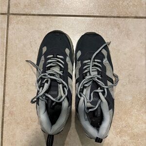 Women’s steel toe shoes